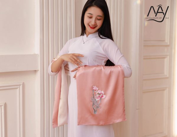 Vietnamese gifts hand-embroidered hand-embroidered lotus flowers cream pink
