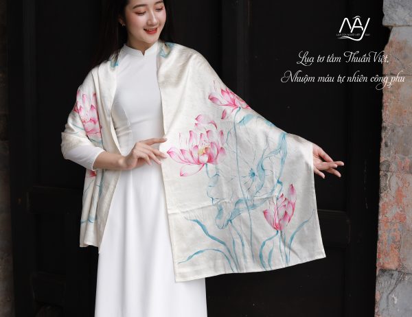 khăn lụa cao cấp vẽ tay hoa sen nhuộm màu tự nhiên 55180