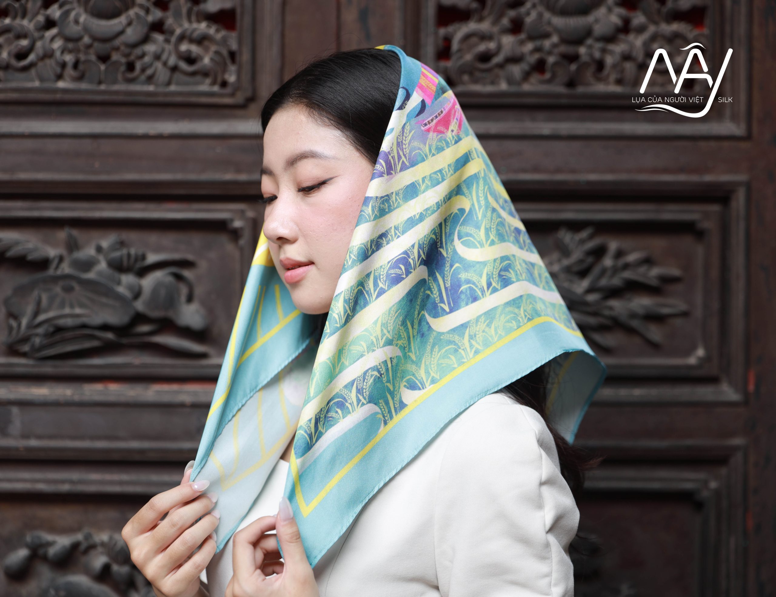 khăn lụa vuông cao cấp cô gái hmong