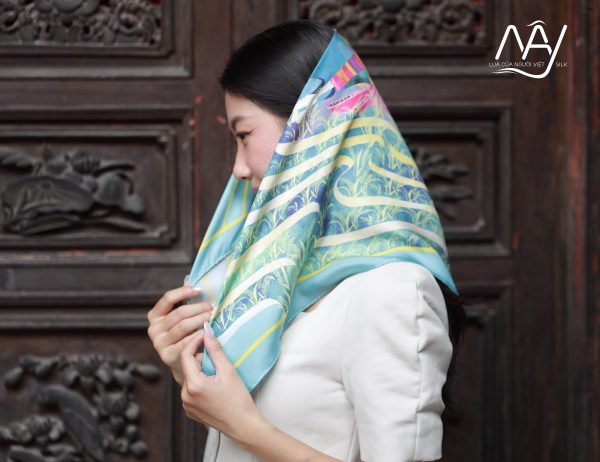 khăn quàng cổ lụa in cô gái hmong