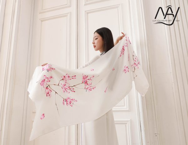 khăn lụa cao cấp vẽ tay hoa mộc lan màu trắng 170